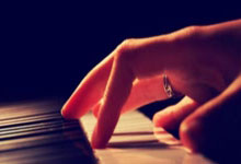 Faker迎来十赛季出色发挥，G2观众热烈欢呼！比赛高潮迭起的简单介绍